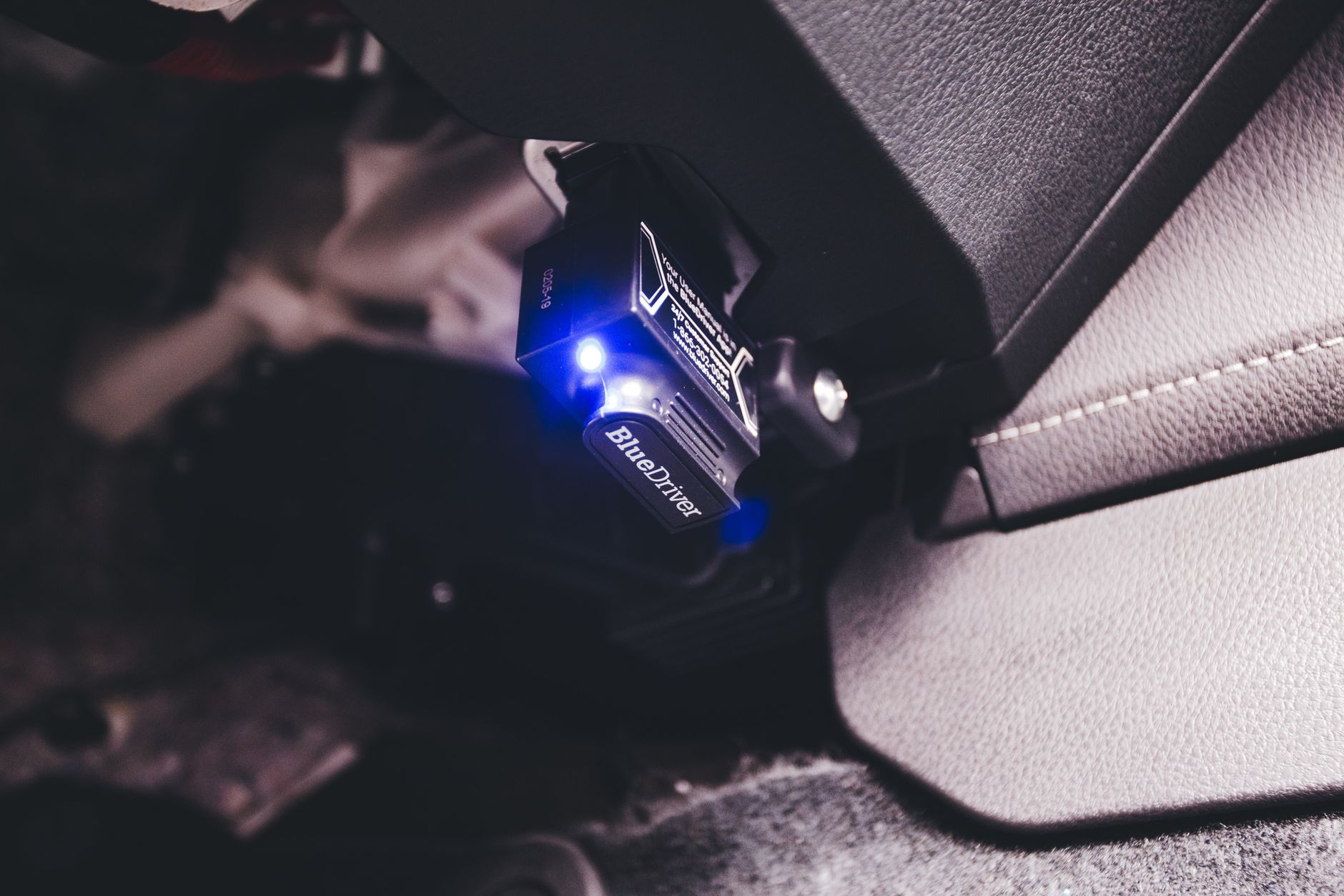 Lučka motorja se je prižgala. Ali smem naprej voziti?